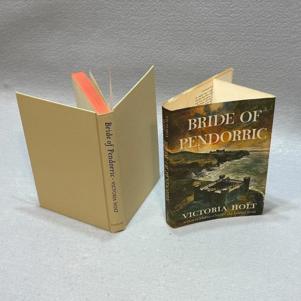 Vintage Victoria Holt Book Lot Bride of Pendorric & The Shivering Sands HC DJ